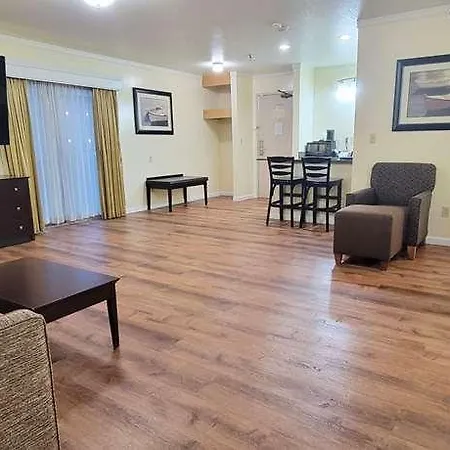 Best Western Plus Northwoods Inn 